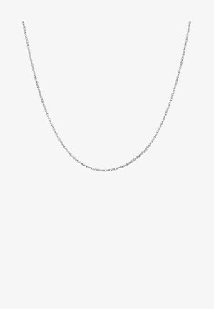 Collier en chaîne en argent avec un design de maillons torsadés, présentant une finition lisse et brillante et une longueur uniforme idéale pour le superposition.