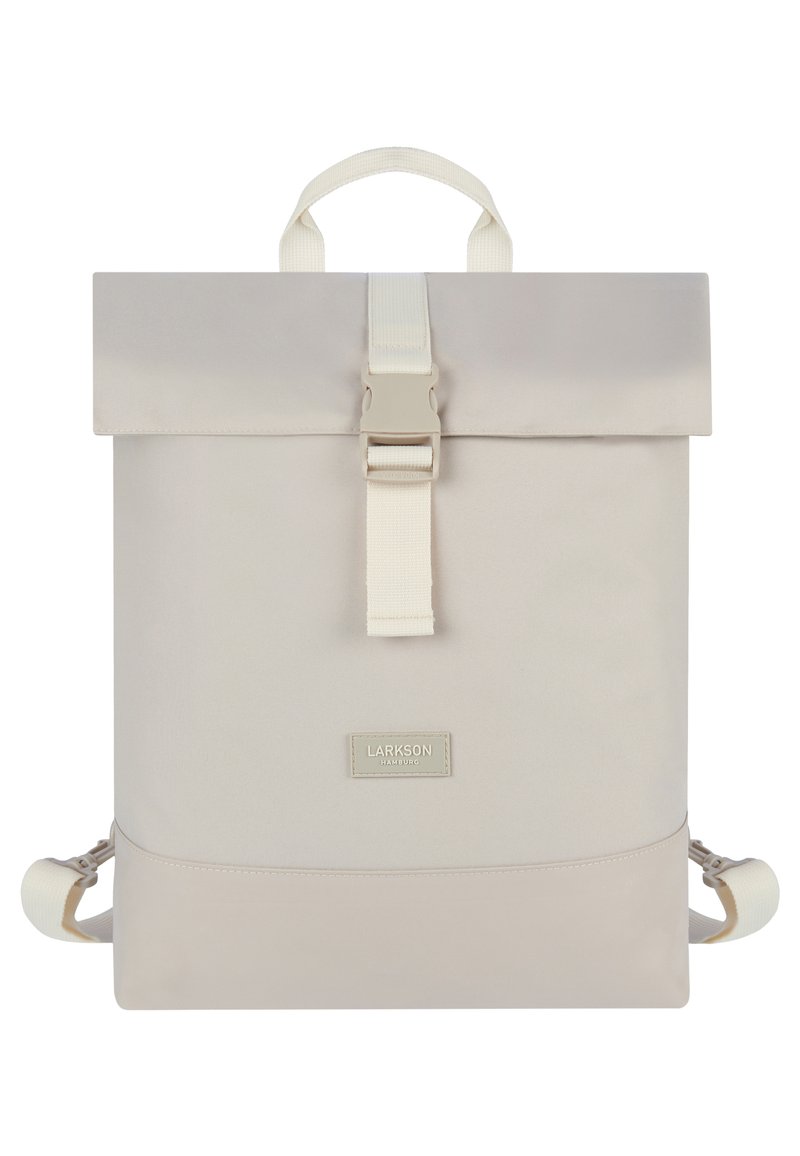 Ljusbeige ryggsäck med vikbar topp, spänne-stängning och justerbara remmar. Slät textur med en logoplåt på framsidan.