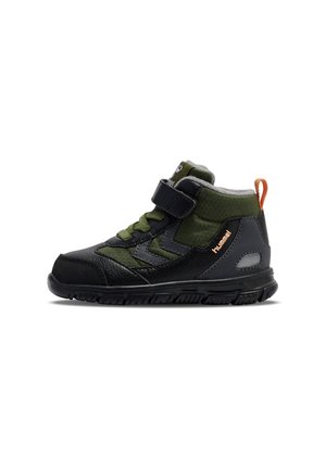 Schwarzer und grüner High-Top-Schuh mit strukturiertem Leder und Mesh-Panels, ausgestattet mit einem Klettverschluss, Gummisohle und orangefarbenem Akzent an der Ferse.