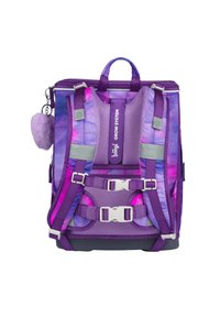Zaino viola con design a gradiente, multiple cinghie, imbottitura in rete e un portachiavi con pompon peloso. Presenta dettagli grigi e fibbie regolabili.