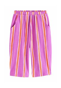 Shorts violets à rayures avec un tissu texturé, présentant des rayures verticales orange et blanches. Comprend deux poches latérales et une taille élastique.