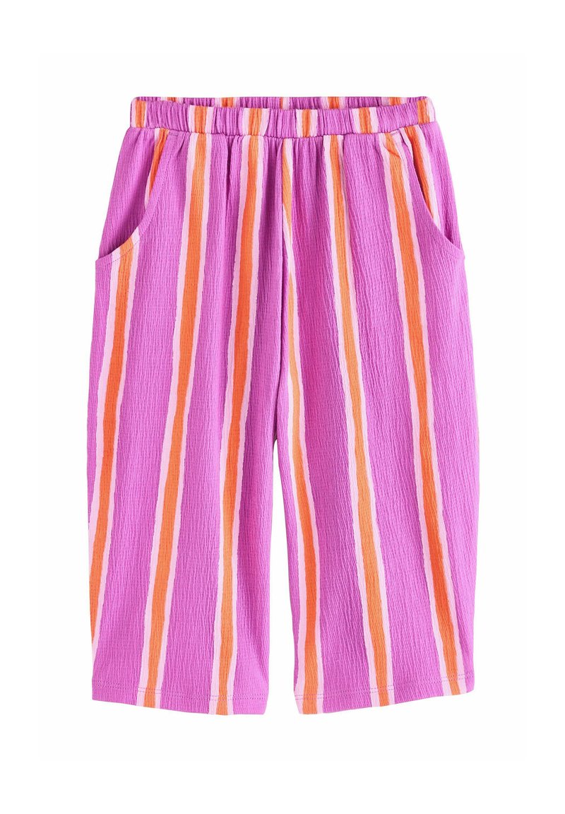 Shorts violets à rayures avec un tissu texturé, présentant des rayures verticales orange et blanches. Comprend deux poches latérales et une taille élastique.