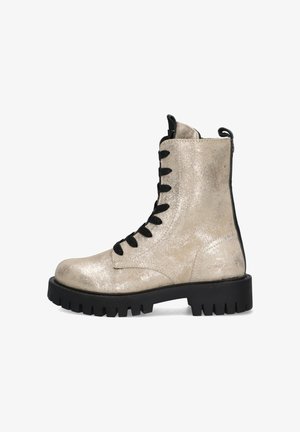 Bottines argentées scintillantes avec des lacets noirs, un bout rond, une semelle noire épaisse et une fermeture éclair sur le côté pour un enfilage facile.