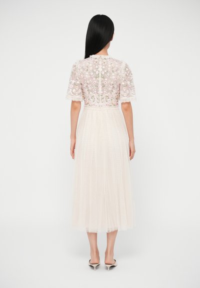 Rochie bej deschis cu corset transparent brodat cu modele florale, mâneci scurte bufante și fustă plisată fluidă.