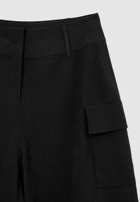 Pantalons cargo noirs à coupe droite, dotés d'une poche plaquée sur le côté, d'une texture lisse et d'une taille plate à l'avant.