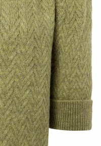 Suéter de punto texturizado en verde oliva con un patrón de espiga y puños acanalados, que muestra una tela suave y cálida.