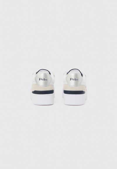 Ζευγάρι λευκά αθλητικά παπούτσια Polo Ralph Lauren, εμφανιζόμενα από πίσω, με ασημί ταμπελάκια στη φτέρνα και μαύρο κείμενο λογότυπου.