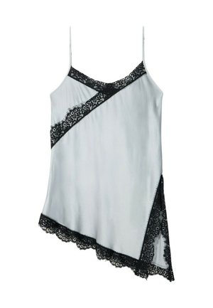 Camisola gris sedosa con ribete de encaje negro, que presenta un dobladillo asimétrico y tirantes finos ajustables. Las superposiciones de encaje crean un patrón diagonal.