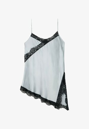 Camisola gris sedosa con ribete de encaje negro, que presenta un dobladillo asimétrico y tirantes finos ajustables. Las superposiciones de encaje crean un patrón diagonal.