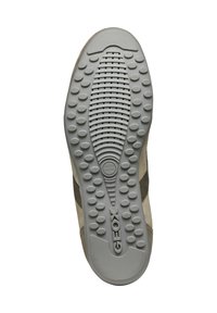 La suola delle sneaker Geox presenta un fondo in gomma grigia con disegni circolari testurizzati, una cresta centrale e dettagli di branding. La parte superiore ha una finitura in camoscio color tan.