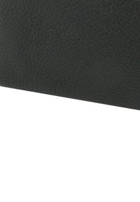 Zwarte leren portemonnee met een subtiel korrelpatroon. Rechthoekige vorm met strakke lijnen zonder zichtbare hardware of accenten.