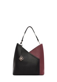 Torebka typu tote w czarnej, teksturowanej skórze z burgundowym, kanciastym akcentem. Posiada krótką rączkę na ramię oraz dekoracyjny charms.