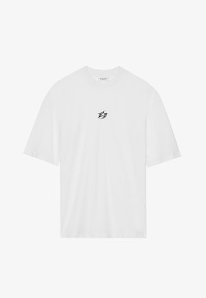 T-shirt en coton blanc avec un petit motif noir sur la poitrine. Il a des manches courtes et une coupe décontractée. Texture lisse.
