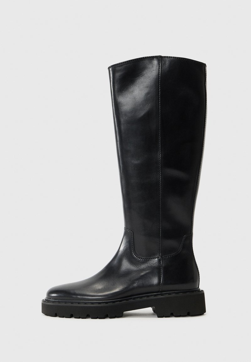 Botă din piele neagră, până la genunchi, cu un finisaj neted, vârf rotund, talpă din cauciuc robustă și detalii de cusătură minime.