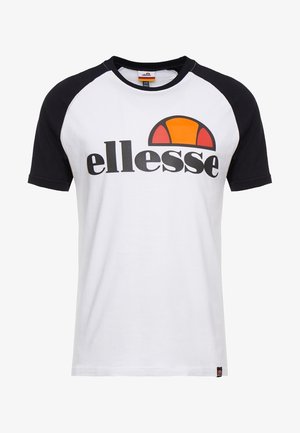 Maglietta bianca di cotone con maniche raglan corte nere, caratterizzata da un grande logo "ellesse" nero e un motivo semicircolare arancione e nero.
