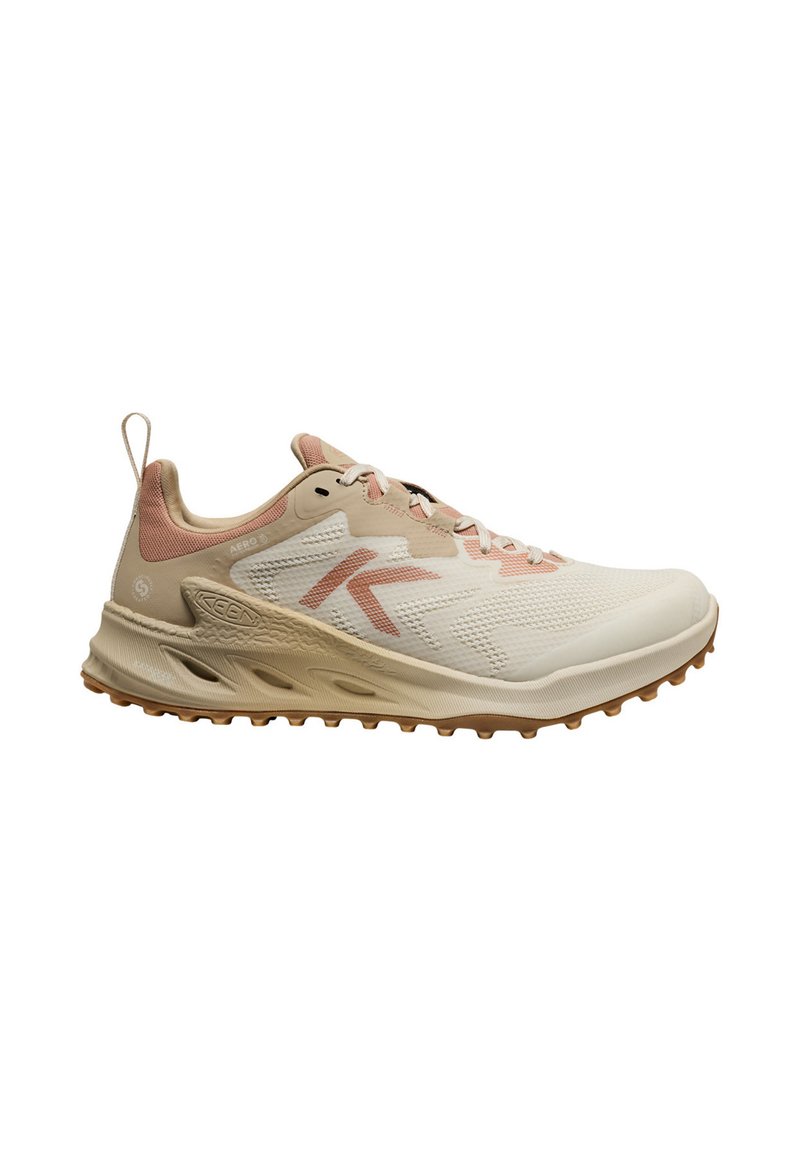 Leichter Laufschuh in Creme mit pinken Akzenten. Enthält ein atmungsaktives Mesh-Obermaterial, eine strukturierte Sohle und einen Ziehband für ein einfaches An- und Ausziehen.