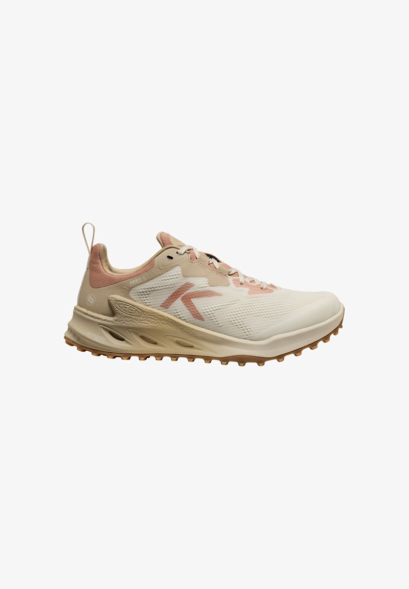 Leichter Laufschuh in Creme mit pinken Akzenten. Enthält ein atmungsaktives Mesh-Obermaterial, eine strukturierte Sohle und einen Ziehband für ein einfaches An- und Ausziehen.