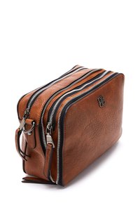 Borsa in pelle marrone dalla forma rettangolare, con numerosi dettagli in zip nera, superficie testurizzata e un logo sul lato.