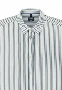 Gestreiftes Freizeithemd in Hellblau und Weiß mit Button-Down-Kragen, fünf Knöpfen und vertikalen Streifen in verschiedenen Breiten.