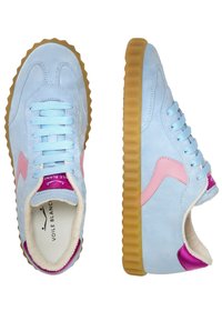 Sneakers in suede azzurro chiaro con un accento rosa e una suola in gomma beige texturizzata. Presentano lacci azzurri chiari coordinati e un interno morbido.