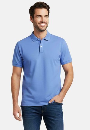 Lichtblauw poloshirt met korte mouwen, klassieke kraag, sluiting met drie knopen en glad, gestructureerd stof. Draagt bij een donker spijkerbroek.