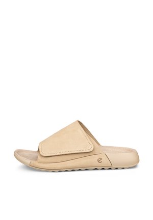 Beige åben tå klip-klap sandaler med justerbar bred rem og tekstureret sål, designet til afslappet brug både indendørs og udendørs.