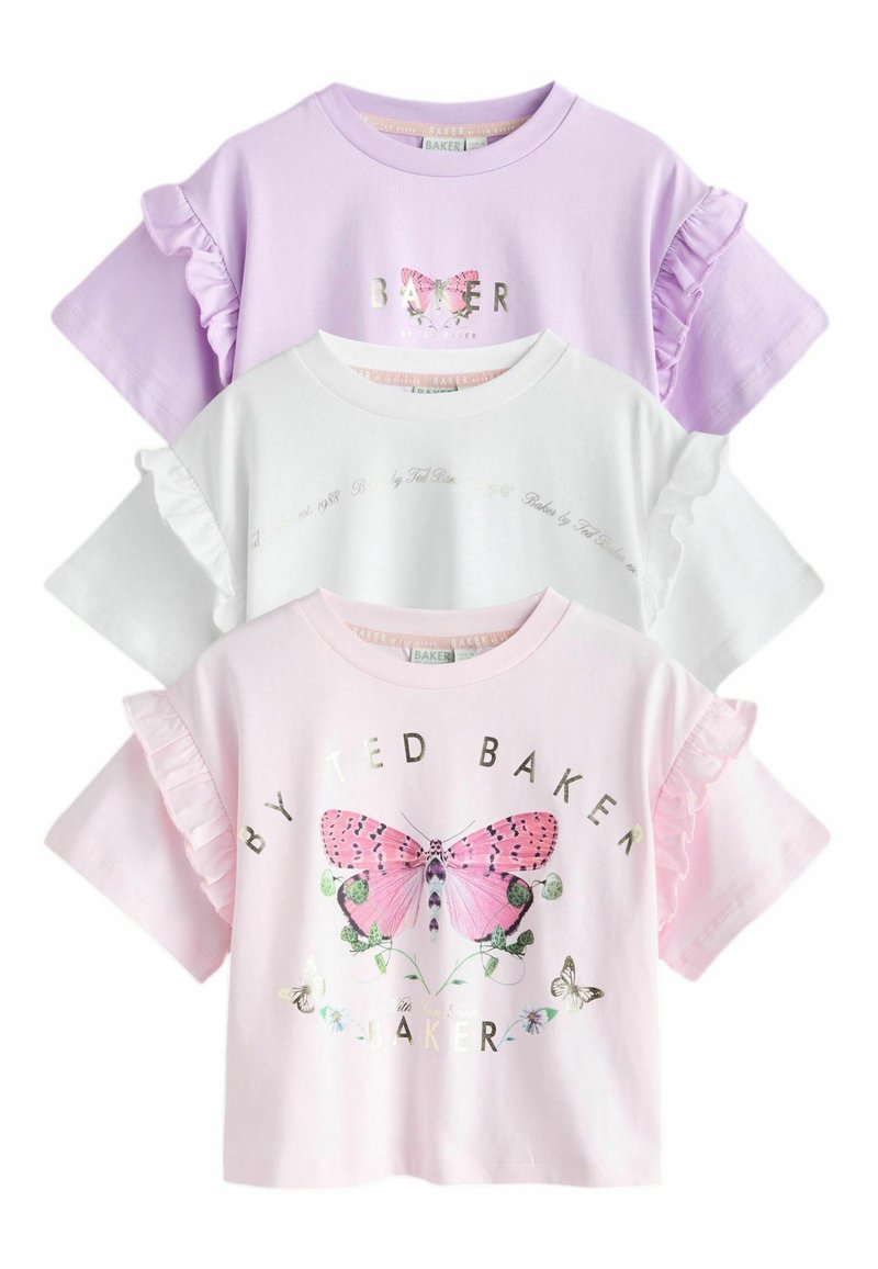 Tres camisetas de manga corta con mangas con volantes, en lavanda, blanco y rosa. La camiseta rosa tiene un estampado de mariposas y texto metálico.