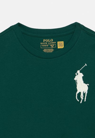 Σκούρο πράσινο T-shirt Polo Ralph Lauren με λευκό λογότυπο παίκτη πόλο στο στήθος και ετικέτα μεγέθους τυπωμένη στο εσωτερικό του γιακά.
