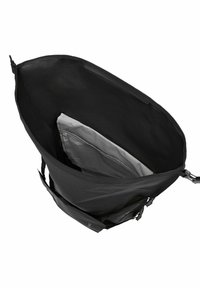 Sac fourre-tout noir avec un intérieur spacieux ; comprend une poche en maille grise et un compartiment zippé. Le matériau semble durable et lisse.