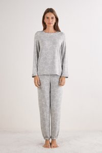 Grijze pyjama set met bloemenpatroon, bestaande uit een lange mouwen top met ronde hals en broeken met elastische manchetten, gemaakt van zachte stof.