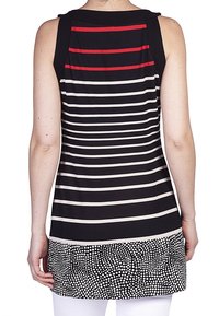 Top negro sin mangas con rayas horizontales en rojo, blanco y gris en la parte superior y un patrón de lunares en el dobladillo.