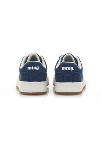 Blaue Wildleder-Sneaker mit weißen Akzenten, ausgestattet mit einer strukturierten Gummisohle und Branding an der Ferse. Klassisches Low-Top-Design.