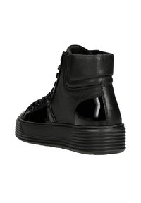 Le sneakers alte nere presentano una tomaia in pelle texture, dettagli lucidi, lacci rotondi e una suola in gomma spessa e rigata.