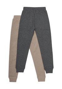 To par joggebukser: en i mørkegrå og en i lys beige. Har elastisk liv og ribbestrikkede mansjetter. Myk bomullsblanding.