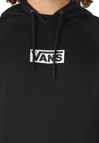 Sudadera negra de mezcla de algodón, con un logotipo blanco de "VANS" en la parte delantera, con cordones ajustables y una textura suave.