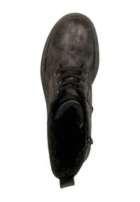 Zwarte enkellaars in synthetisch materiaal, met een voering van nepbont, ronde neus, platte zool en een traditionele vetersluiting met een zijrits.