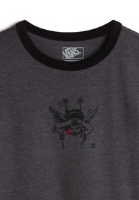 Grå T-shirt med sort krave med et design af en vingerfigurer og stjerner, fremhævet med røde detaljer, lavet af blødt stof.