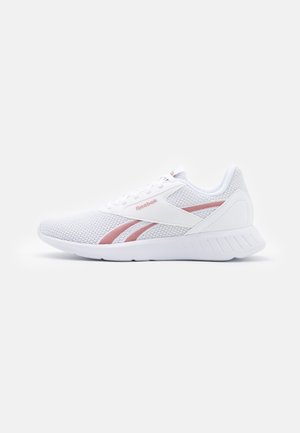 Witte Reebok sneaker met roze logo en strepen, ademend mesh bovenwerk, gevoerde zool, getoond vanaf de linkerkant op een witte achtergrond.