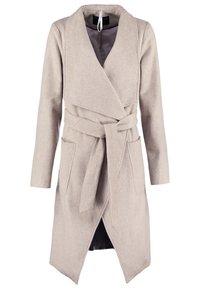 Cappotto in misto lana beige con design avvolgente, maniche lunghe, tasche laterali e cintura da legare. Presenta una fodera interna liscia.