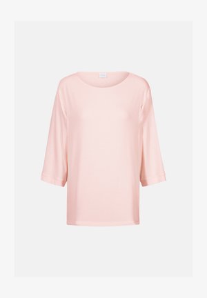 Lichtroze, losvallend bovenstuk van zachte stof, met een ronde halslijn en driekwartmouwen met omgeslagen manchetten.