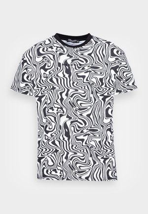 Camiseta de manga corta en blanco y negro con un patrón de ondas abstractas y remolino y un cuello negro.