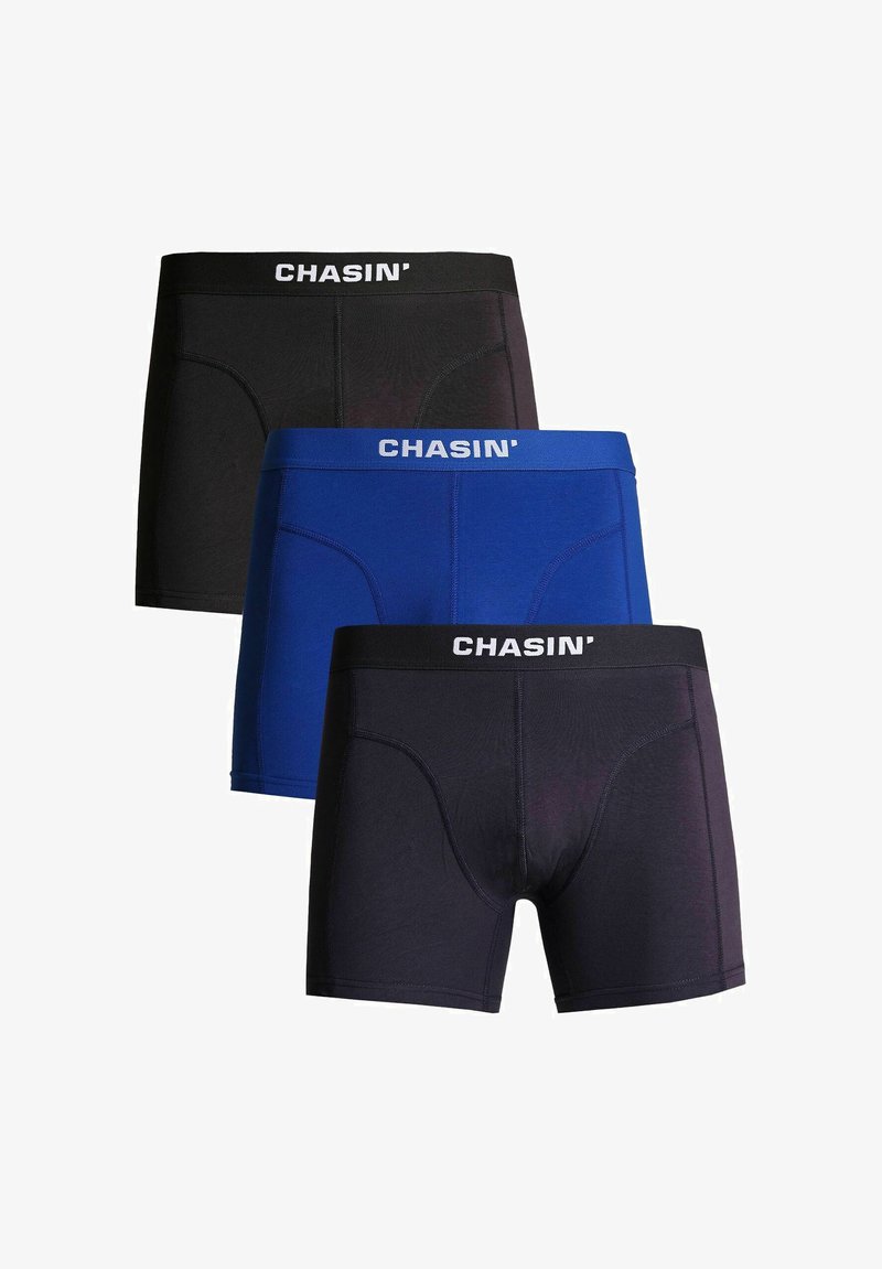 Melni, zili un tumši jūras zila boxer šorti ar mīksto jostasvietu, uz kuras ir uzraksts "CHASIN'". Izgatavoti no gludas auduma ar piegulošu dizainu.