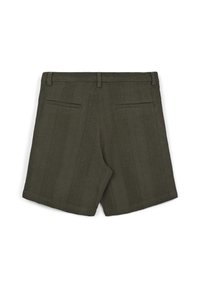 Shorts en tissu texturé vert foncé avec passants de ceinture et deux poches passepoilées arrière, présentés à plat sur un fond blanc.