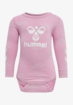Bodysuit à manches longues rose avec un logo blanc, un texte répété "bee happy" et des accents en chevrons blancs sur les manches. Fermeture à boutons-pression en bas.