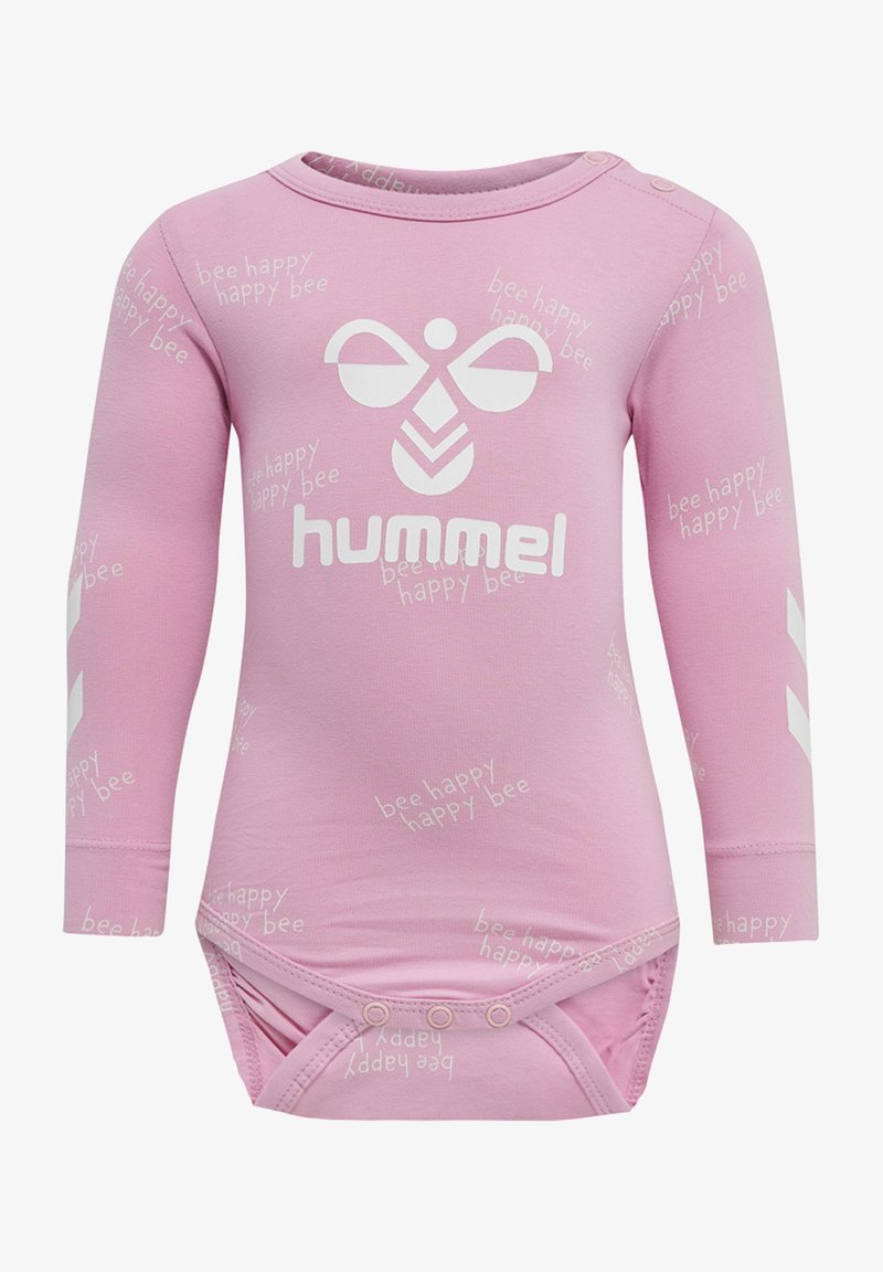 Bodysuit rosa de mangas largas con un logotipo blanco, texto repetido "bee happy" y acentos en chevron blancos en las mangas. Cierre de botones en la parte inferior.