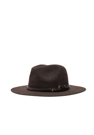 Brązowy filcowy fedora z szerokim rondem, teksturowaną powierzchnią i czarną skórzaną opaską zdobioną złotymi klamrami.