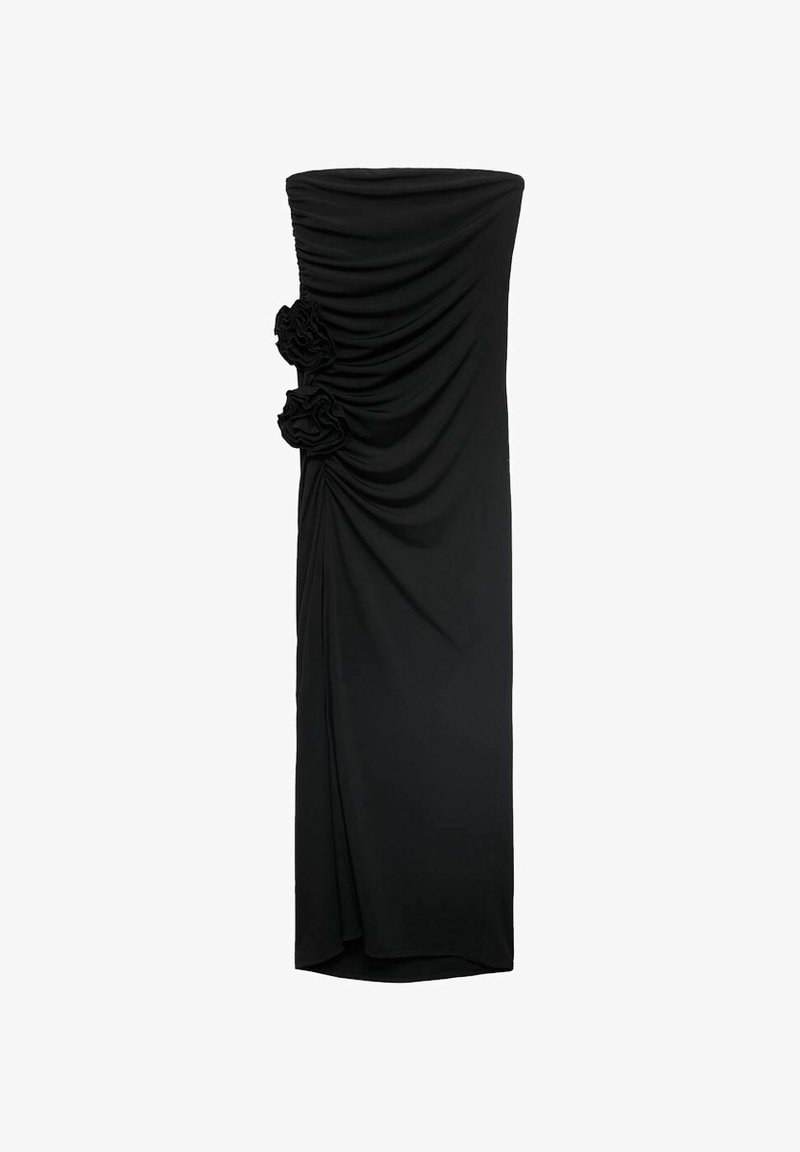 Robe midi noire sans bretelles en tissu doux, présentant une texture froncée et deux détails floraux sur le côté.