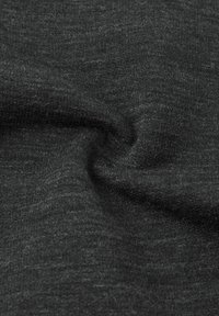 Ciemnoszara dzianina o miękkiej, fakturowanej powierzchni i subtelnych odmianach koloru, prezentująca gładki, płynny wygląd.