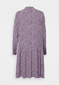 Langärmliges Kleid in lila mit floralem Muster, das einen Kragen und einen gestuften Saum hat. Hergestellt aus leichtem Stoff mit fließender Textur.