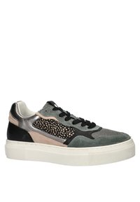Sneakers met een bovenwerk van gemengde materialen, bestaande uit grijs suède, zwart leer en metallic accenten; chunky witte zool met een textuurafwerking.
